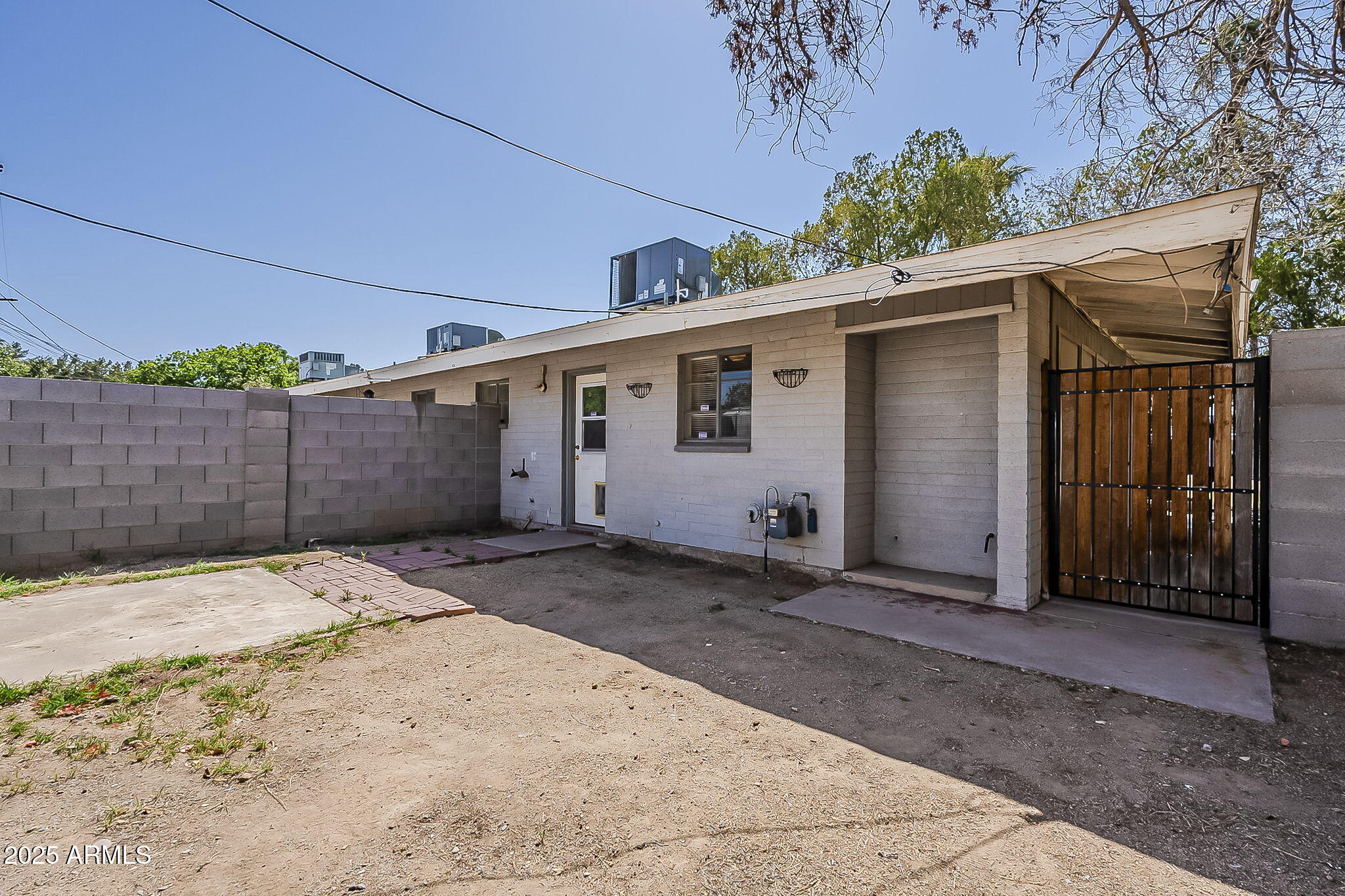 6225 North 10th Place Phoenix, AZ 85014 - Photo 24 of 32 a backyard of a house