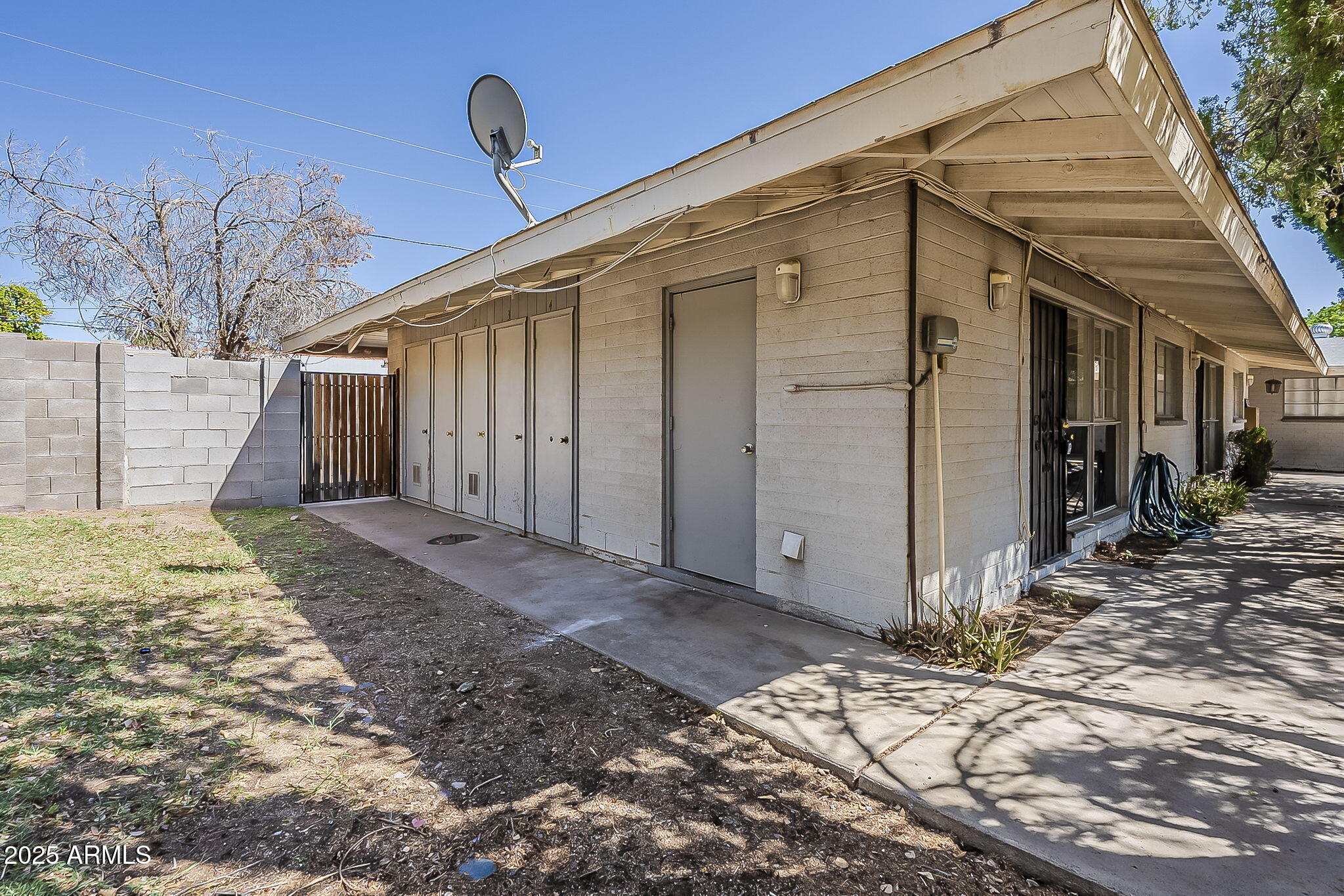 6225 North 10th Place Phoenix, AZ 85014 - Photo 26 of 32 a backyard of a house