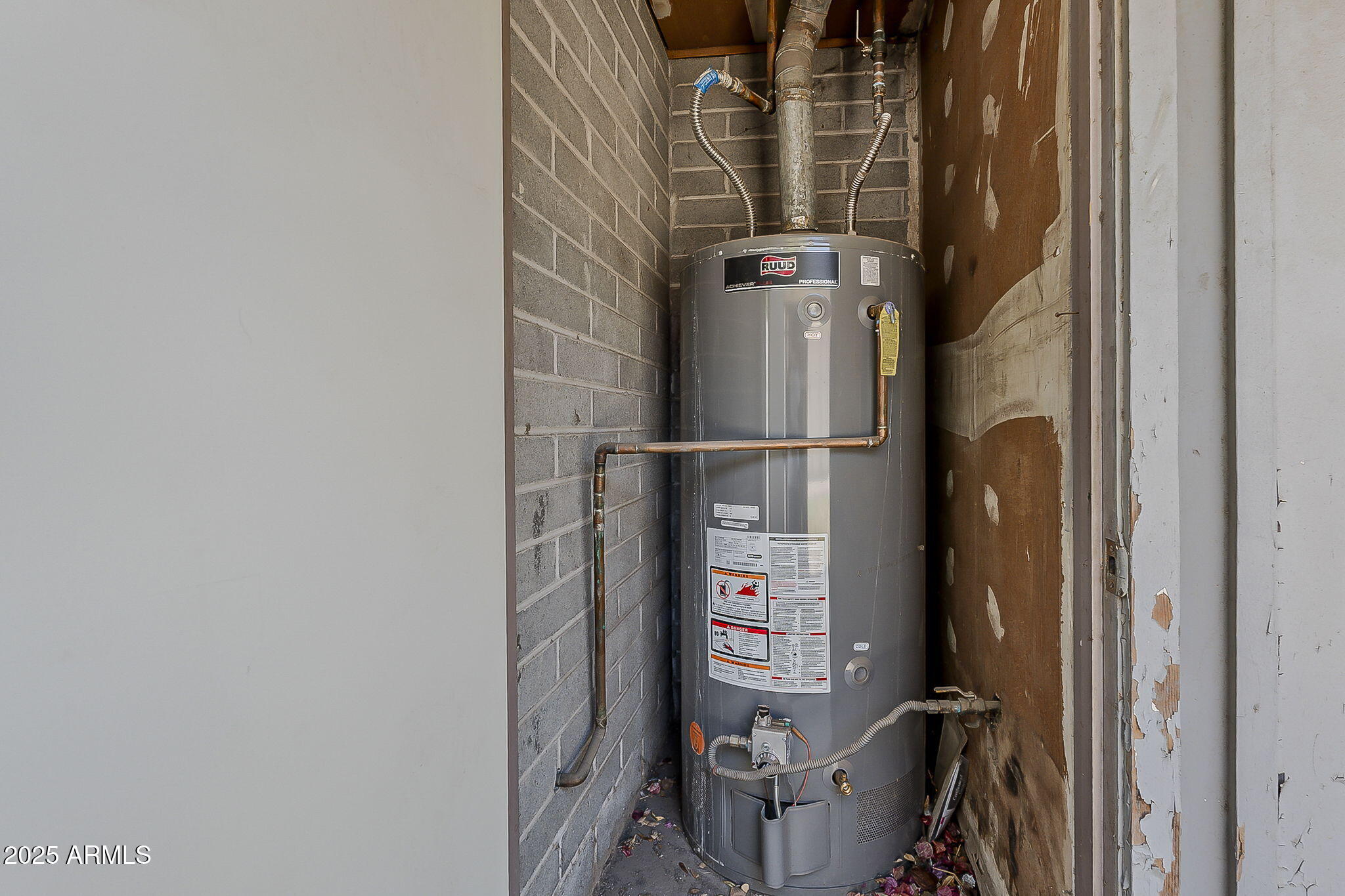 6225 North 10th Place Phoenix, AZ 85014 - Photo 28 of 32 a close view of water heater room
