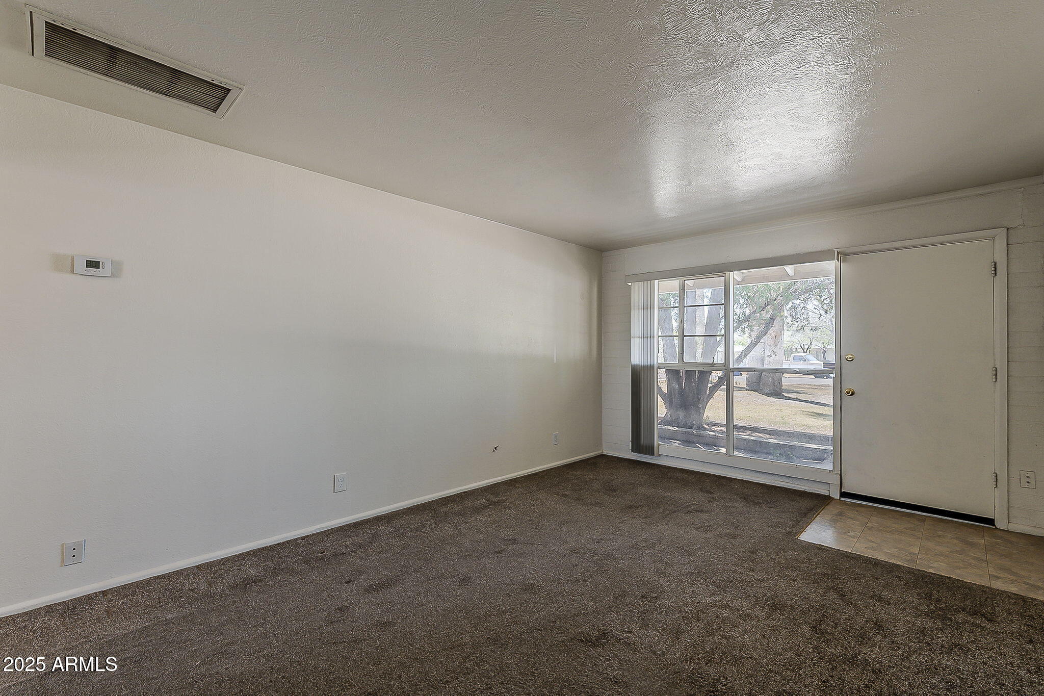 6225 North 10th Place Phoenix, AZ 85014 - Photo 3 of 32 an empty room with windows