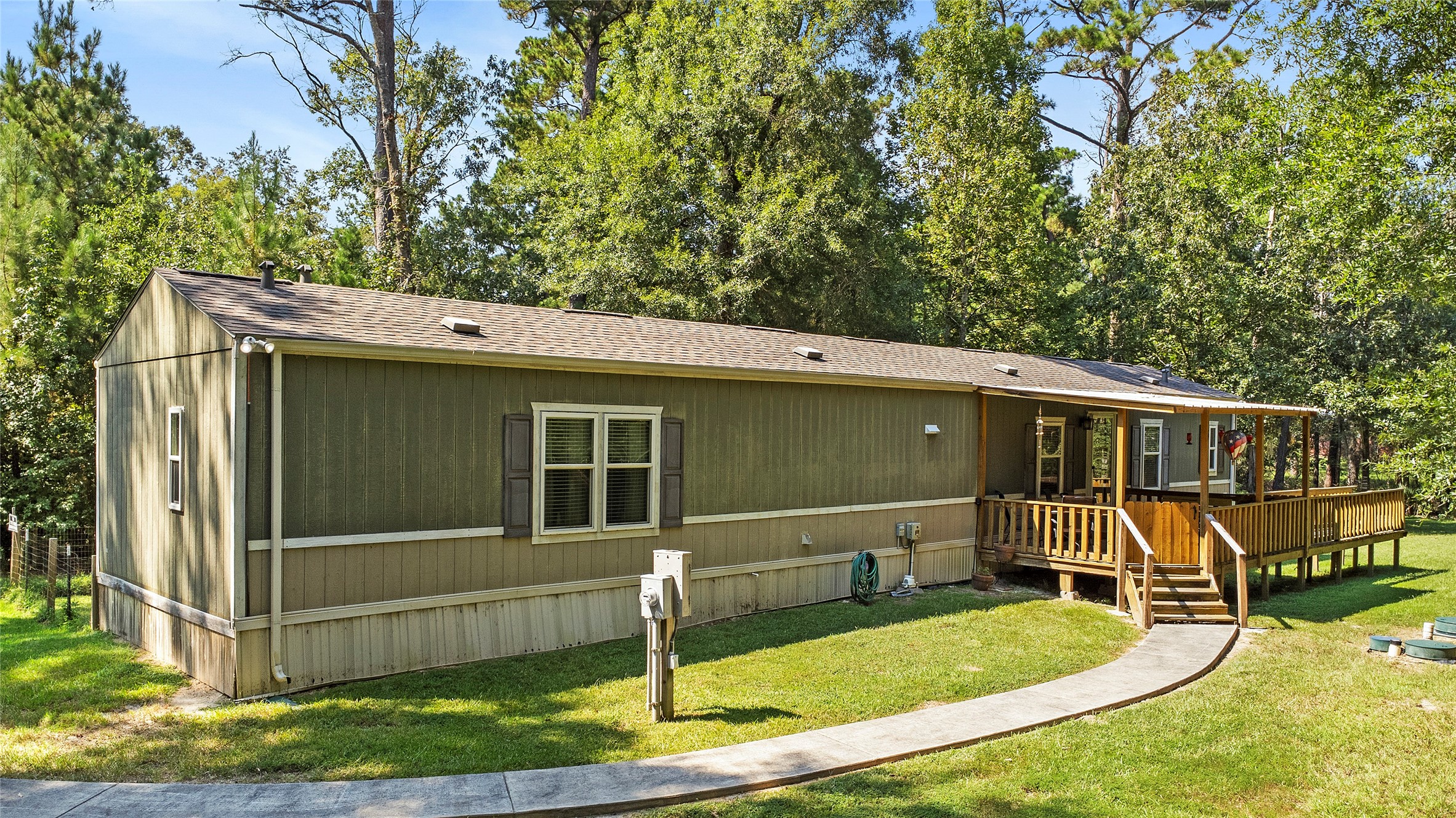 a view of a house with backyard