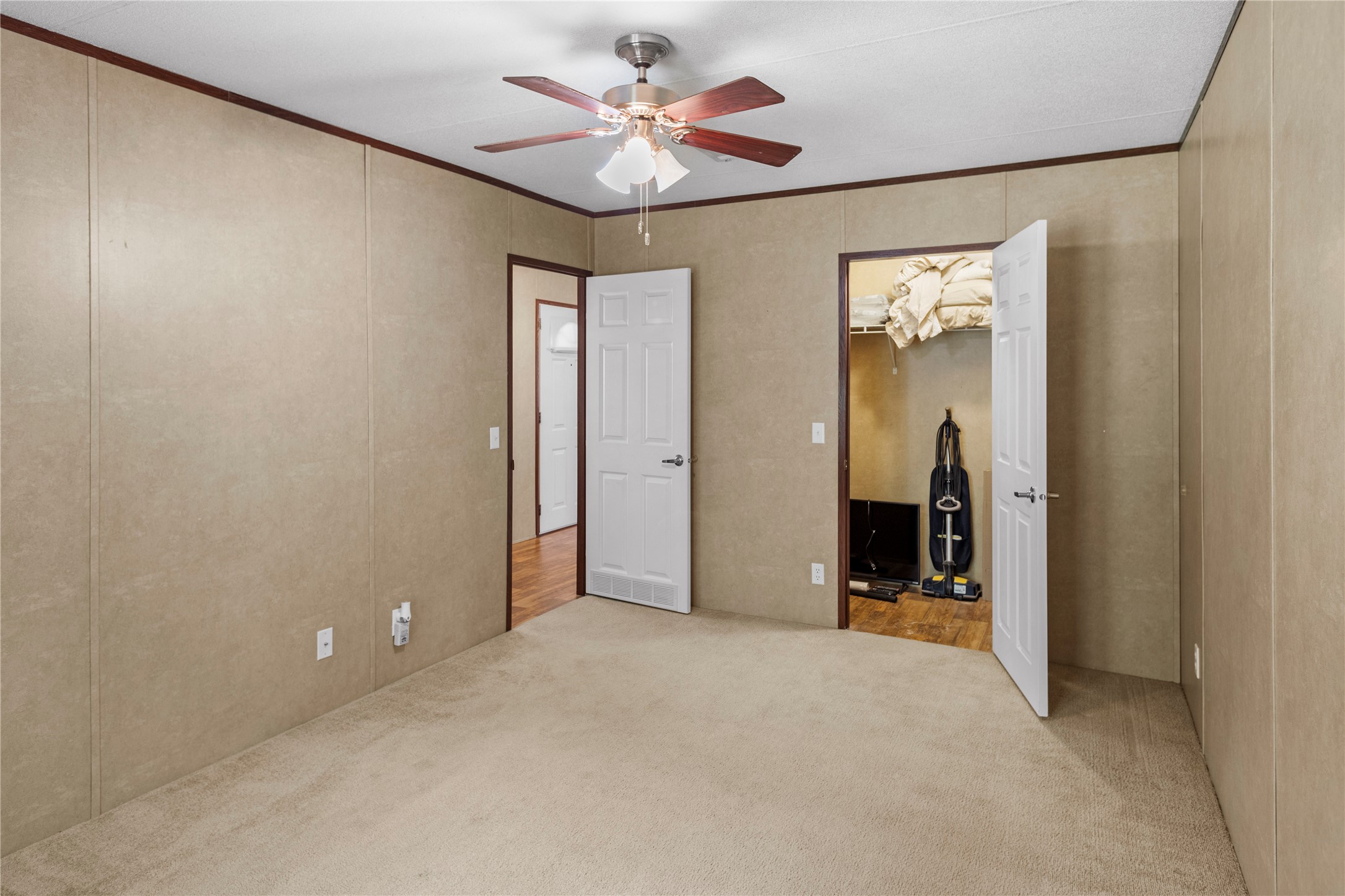 375 Chestnut Bnd Street Huntsville, TX 77320 - Photo 21 of 35 an empty room with closet and a chandelier fan