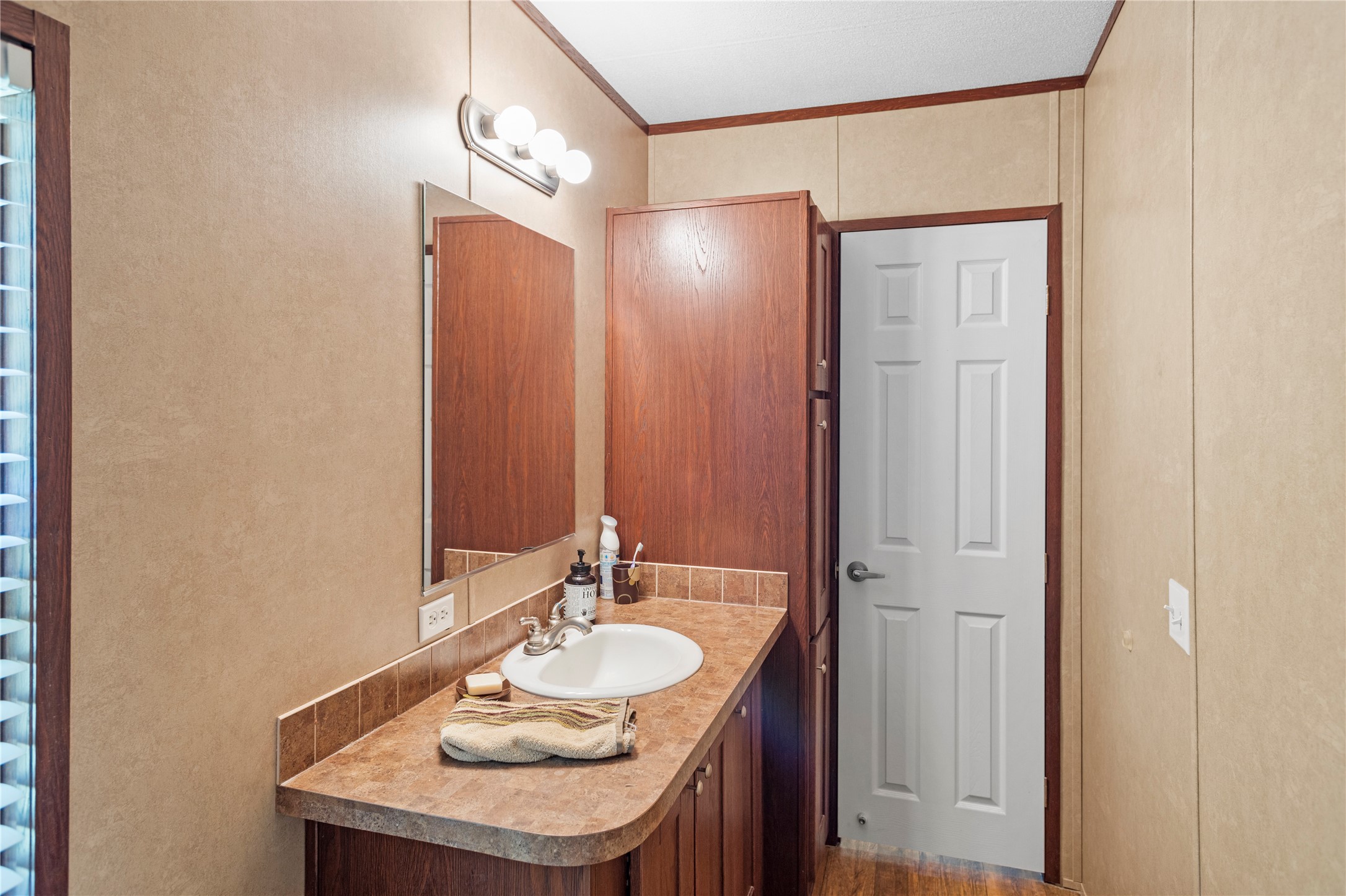 375 Chestnut Bnd Street Huntsville, TX 77320 - Photo 23 of 35 a bathroom with a sink and a mirror