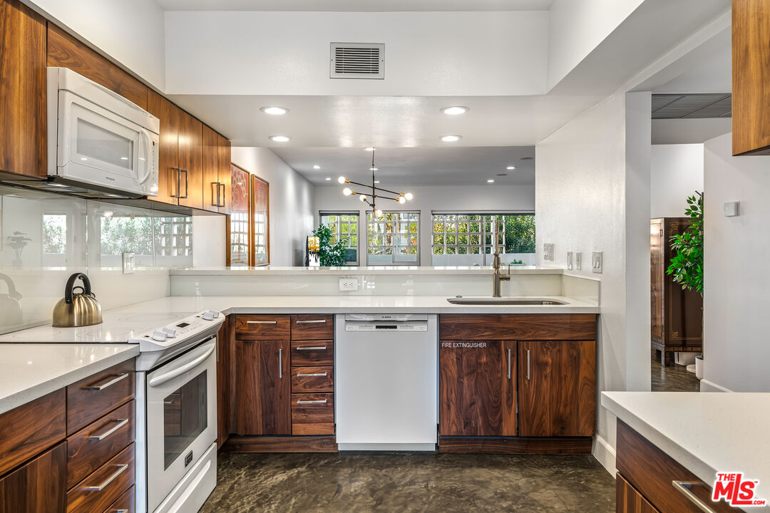 277 East Alejo Road, Unit 101 Palm Springs, CA 92262 - Photo 17 of 63