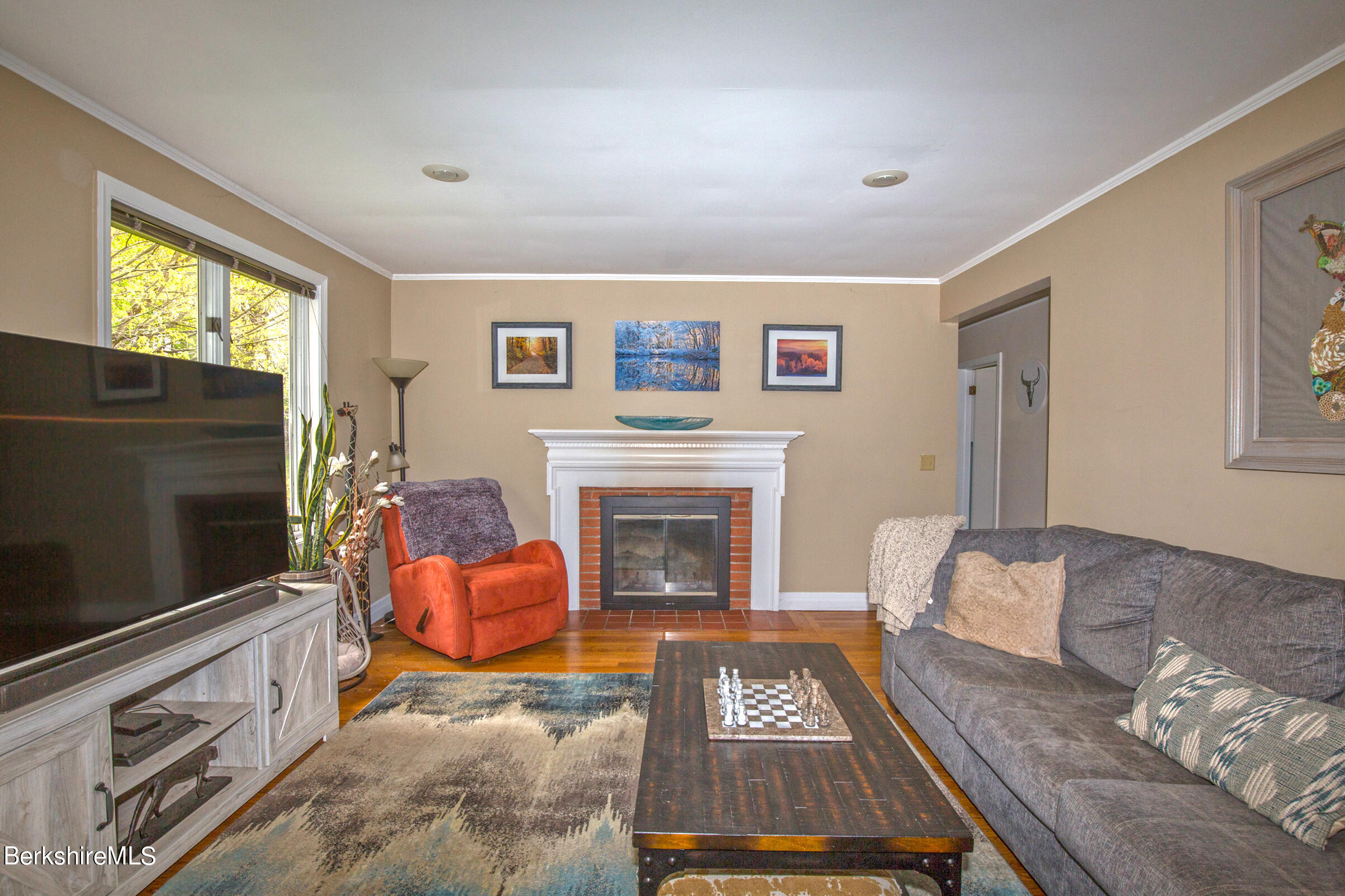 21 Roberta Road Pittsfield, MA 01201 - Photo 3 of 53 Living Room