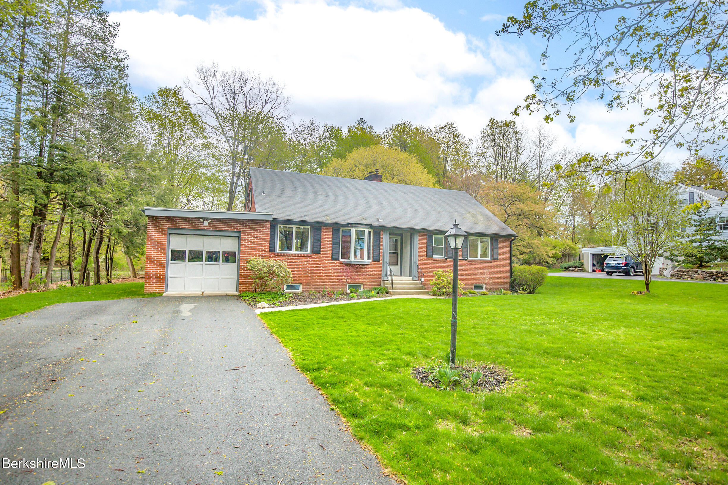 21 Roberta Road Pittsfield, MA 01201 - Photo 8 of 53 21 Roberta
