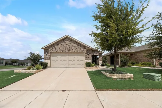 $329,000 | 1001 Memorial Drive, Aubrey, TX 76227