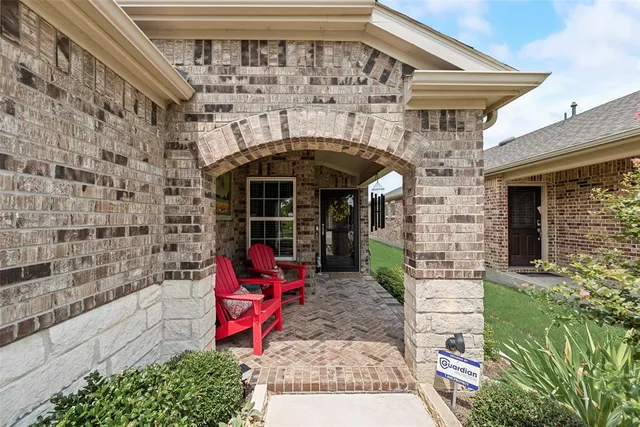 $329,000 | 1001 Memorial Drive, Aubrey, TX 76227