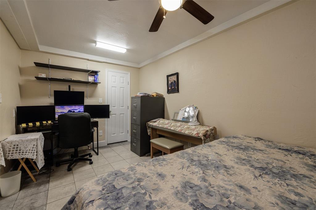 9953 Green Tree Lane Wills Point, TX 75169 - Photo 17 of 39 a bedroom with a bed and a chair