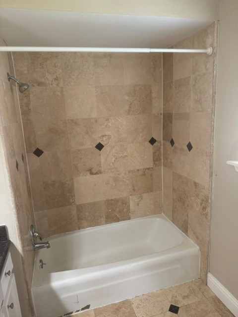 6026 Coral Ridge Road Houston, TX 77069 - Photo 24 of 34 Primary tub and shower.