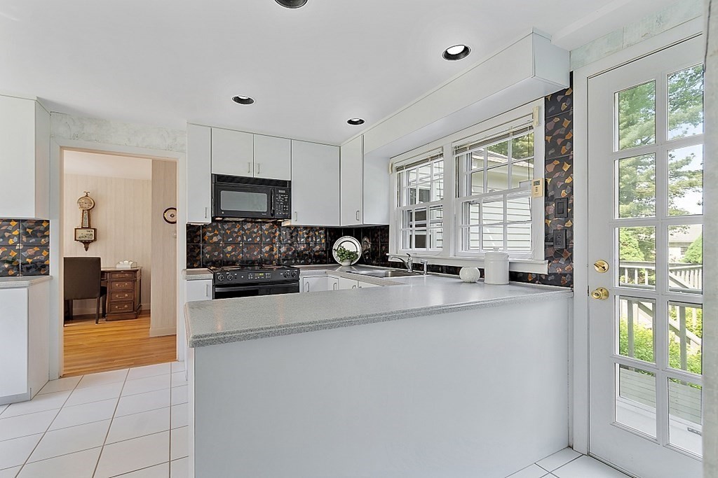 11 Robin Hill Road Chelmsford, MA 01824 - Photo 13 of 42 Gallery Image 13