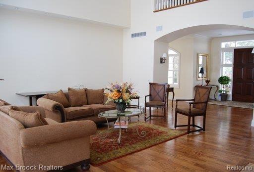 4470 Dow Ridge Road West Bloomfield, MI 48324 - Photo 2 of 17 iving room toward foyer