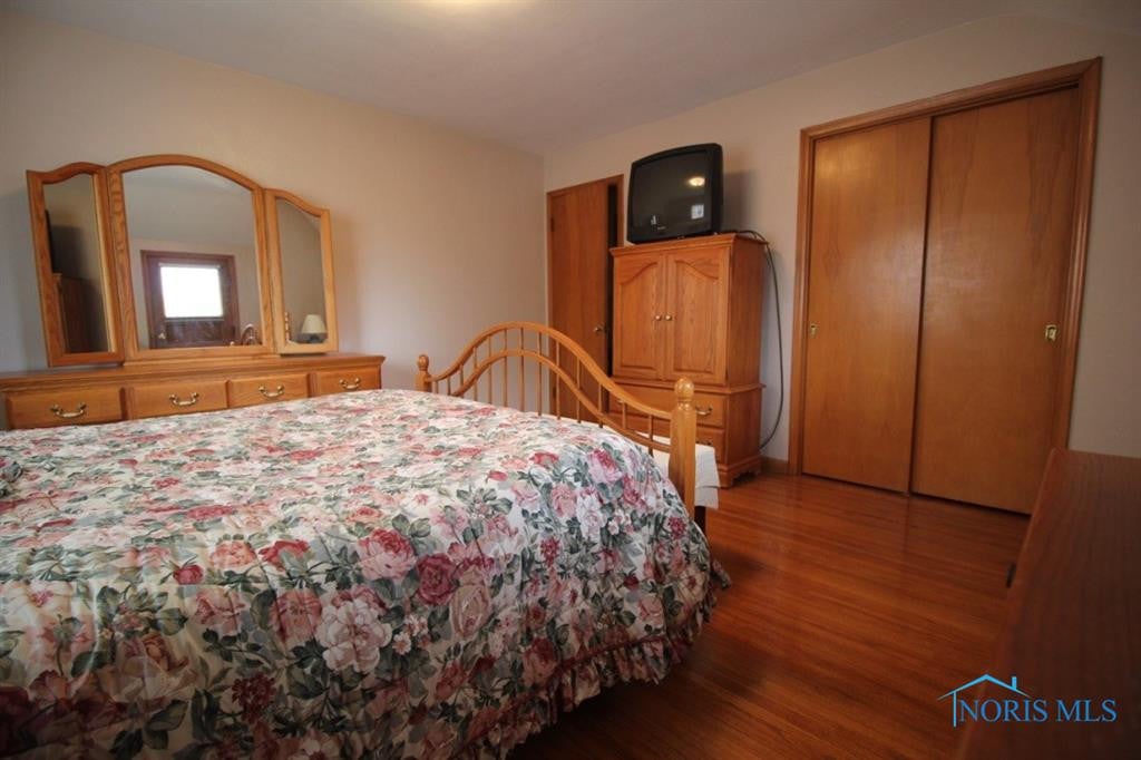 3128 Aldringham Road Toledo, OH 43606 - Photo 18 of 35 Large master bedroom with double closet.