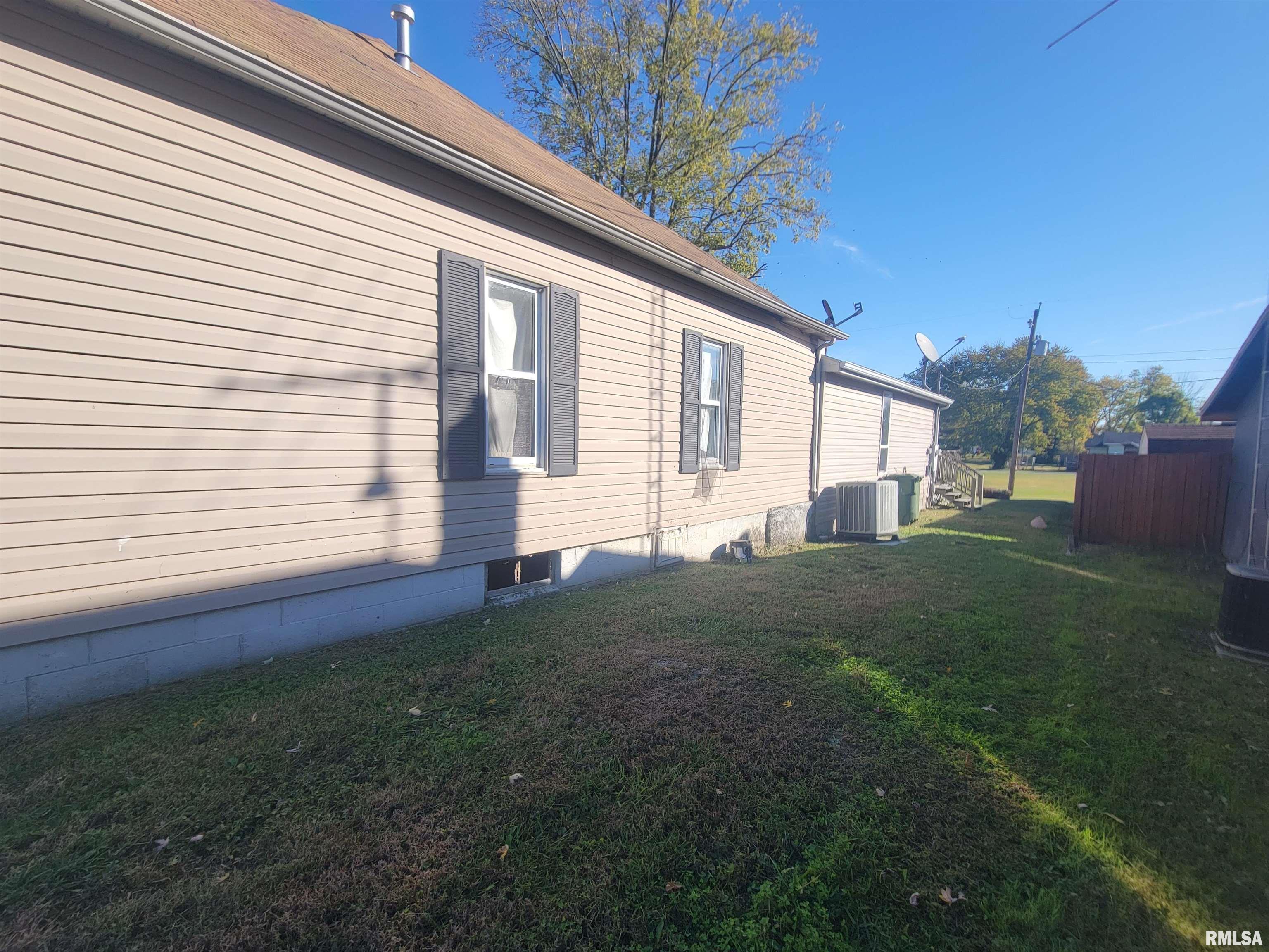 208 Washington Street Hurst, IL 62949 - Photo 2 of 18