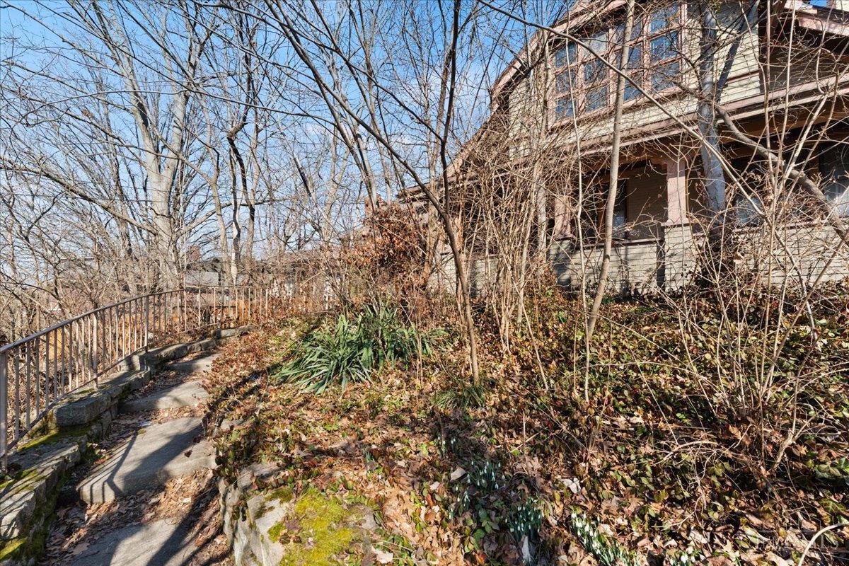 558 Howell Avenue Cincinnati, OH 45220 - Photo 3 of 37
