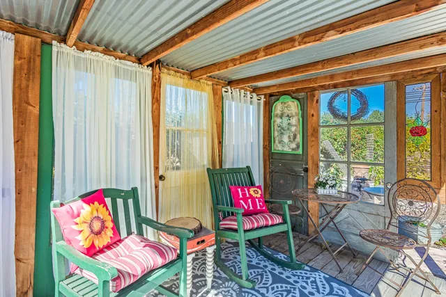 a view of a backyard