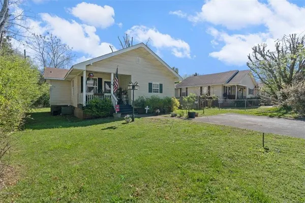 a view of backyard of the house