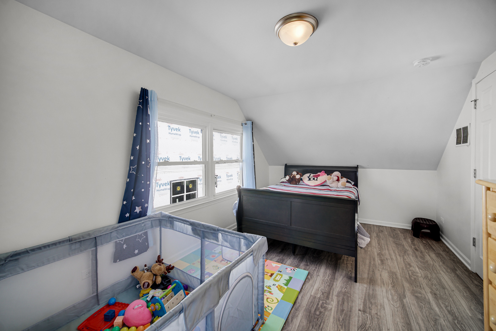25W277 Doris Avenue Carol Stream, IL 60188 - Photo 15 of 27 a living room with furniture and a window