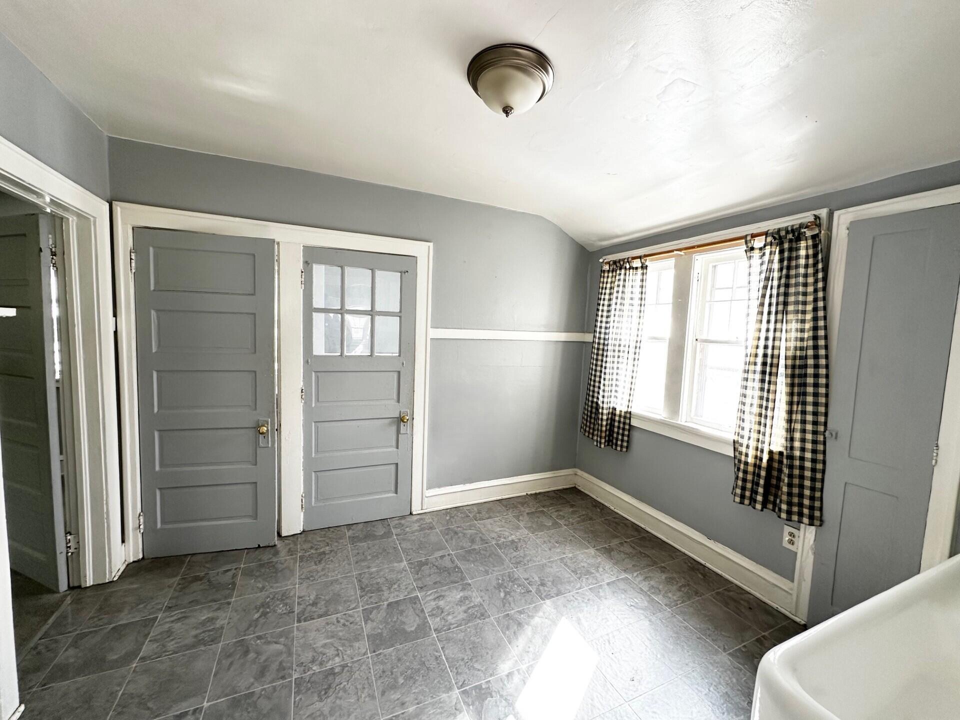 4090 North 7th Street Milwaukee, WI 53209 - Photo 11 of 20 Kitchen