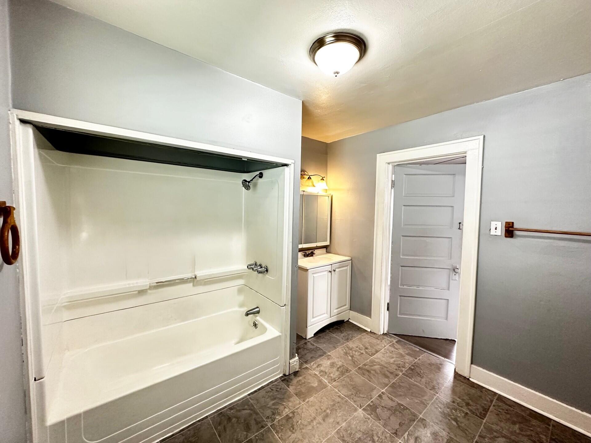 4090 North 7th Street Milwaukee, WI 53209 - Photo 14 of 20 Main Bath