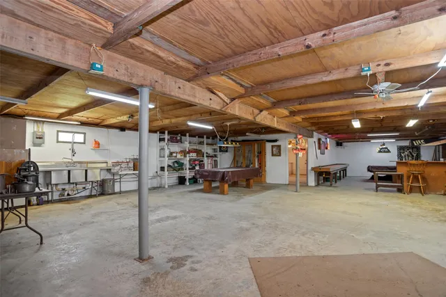 a view of a parking area