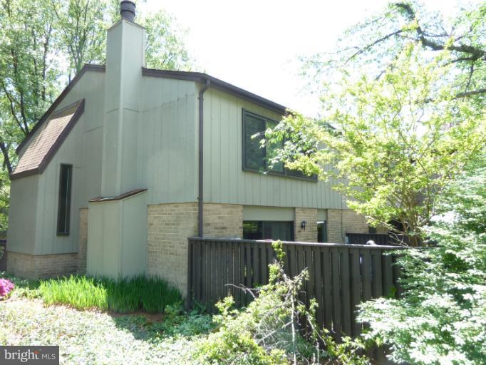 1782 Ivy Oak Square, Unit 79 Reston, VA 20190 - Photo 21 of 23 a view of a back yard