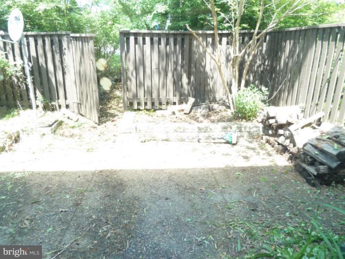 1782 Ivy Oak Square, Unit 79 Reston, VA 20190 - Photo 4 of 23 a view of outdoor space with wooden fence