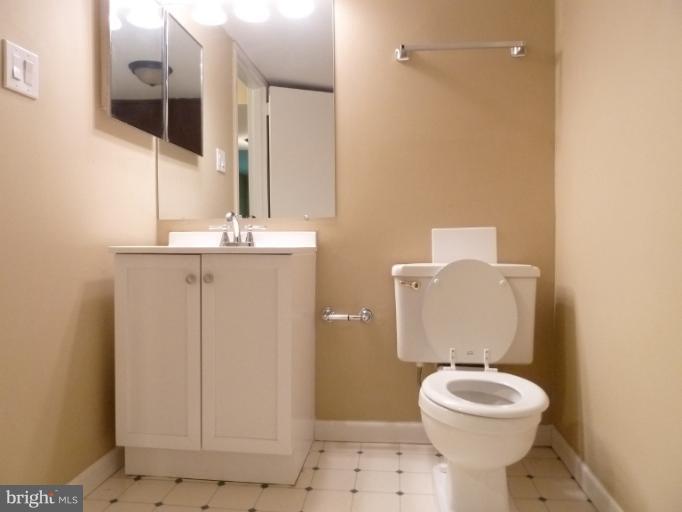 1782 Ivy Oak Square, Unit 79 Reston, VA 20190 - Photo 6 of 23 a bathroom with a toilet a sink and mirror