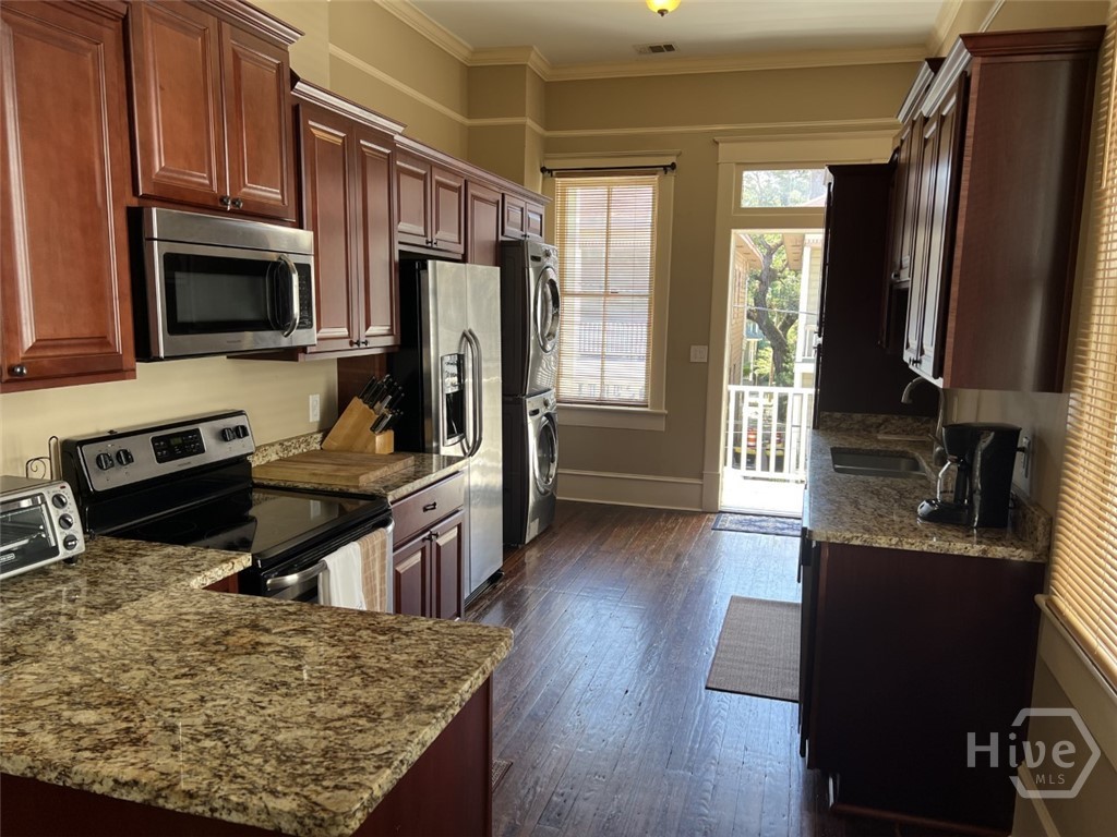 107 West 37th Street Savannah, GA 31401 - Photo 1 of 20