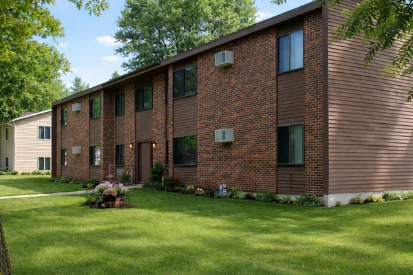 $775 | 761 South 9th Street, Unit 3, Bird Island, MN 55310