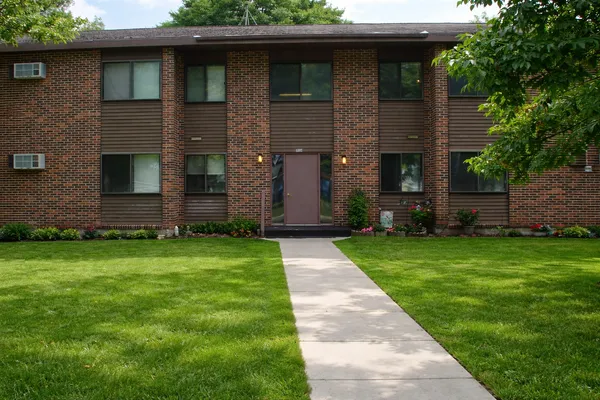 $775 | 761 South 9th Street, Unit 3, Bird Island, MN 55310