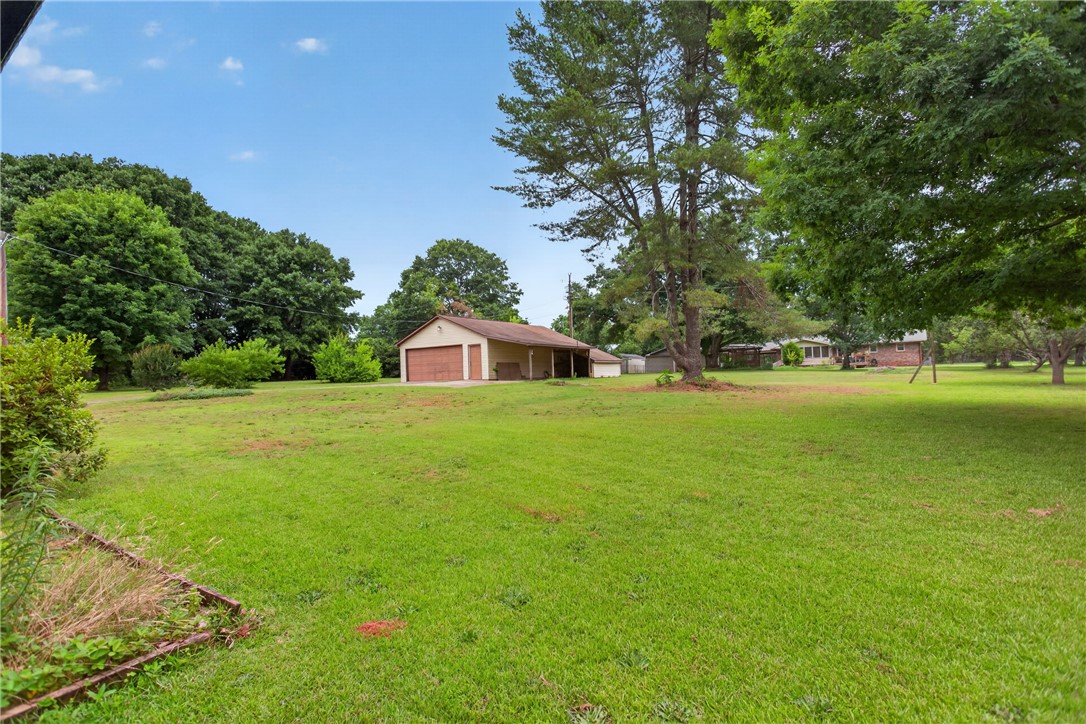 112 Holliday Lane Pendleton, SC 29670 - Photo 3 of 42 A spacious, verdant yard provides ample outdoor living space.