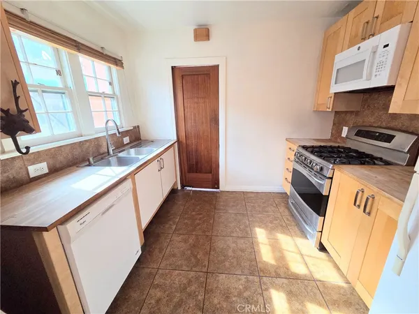 $3,900 | 2068 San Francisco Avenue, Long Beach, CA 90806