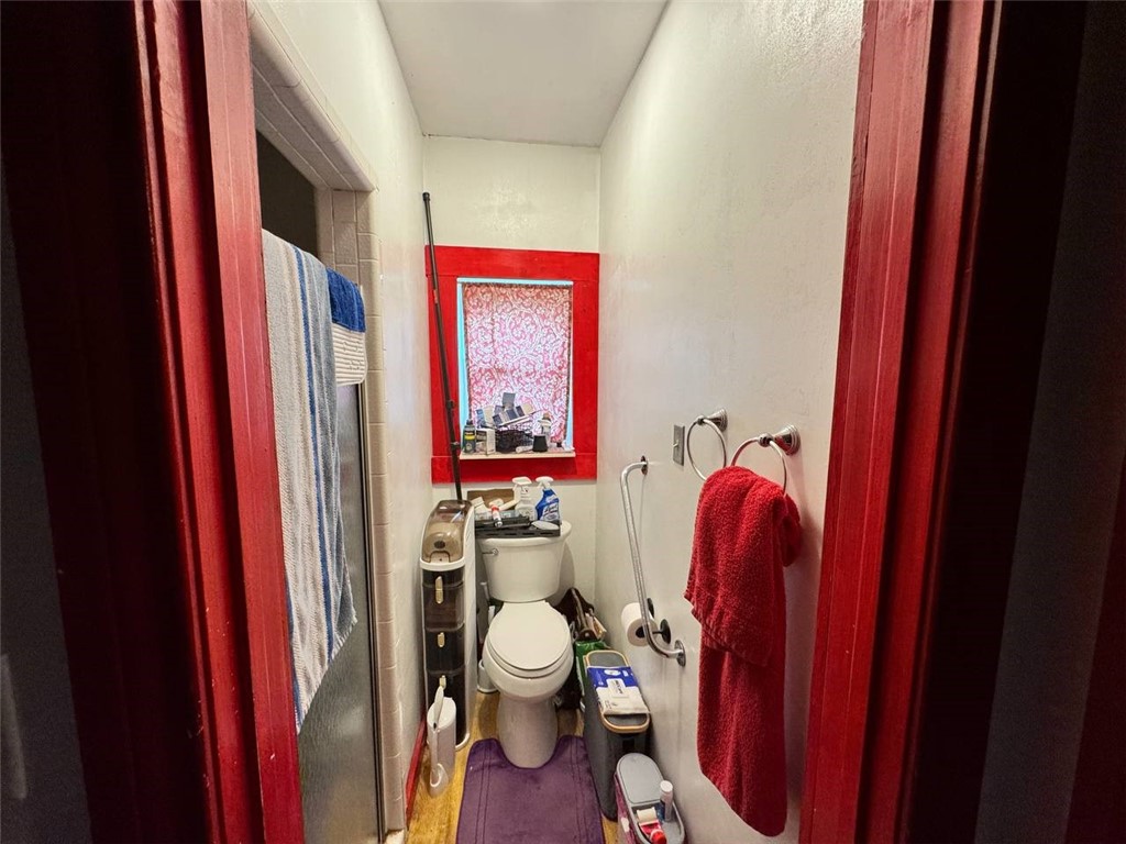 350 Quail Meadow Road Seadrift, TX 77983 - Photo 6 of 22 a bathroom with a bathtub and a toilet