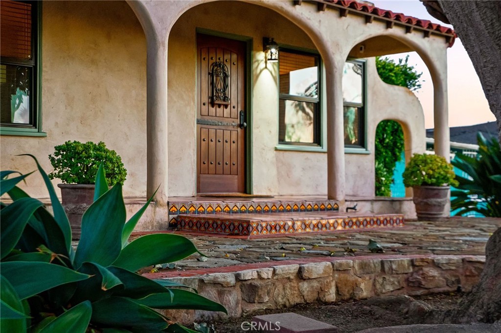 147 Trafalgar Lane San Clemente, CA 92672 - Photo 6 of 37 a front view of a house with garden