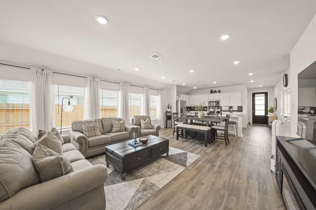 $2,300 | 3019 Live Spgs Way, Rosenberg, TX 77471