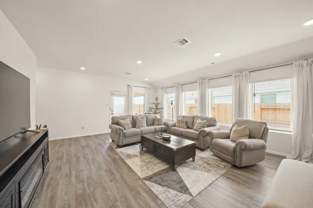 $2,300 | 3019 Live Spgs Way, Rosenberg, TX 77471