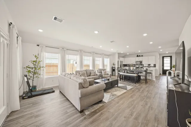 $2,300 | 3019 Live Spgs Way, Rosenberg, TX 77471