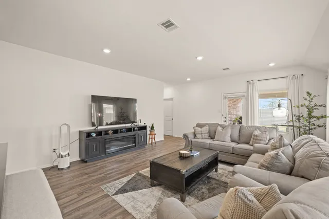 $2,300 | 3019 Live Spgs Way, Rosenberg, TX 77471