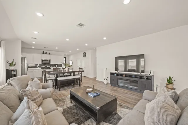 $2,300 | 3019 Live Spgs Way, Rosenberg, TX 77471