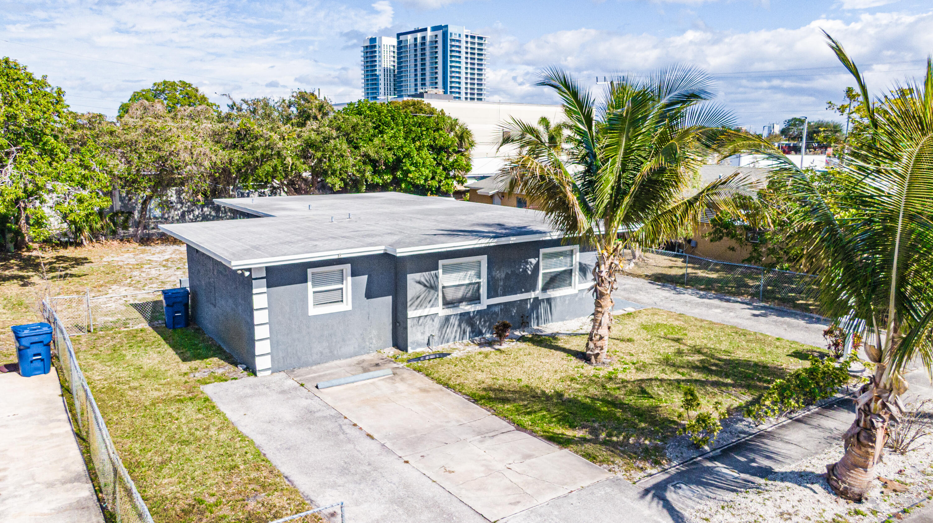 112 West 34th Street, Unit 1 Riviera Beach, FL 33404 - Photo 23 of 27 a view of a house with backyard and sitting area