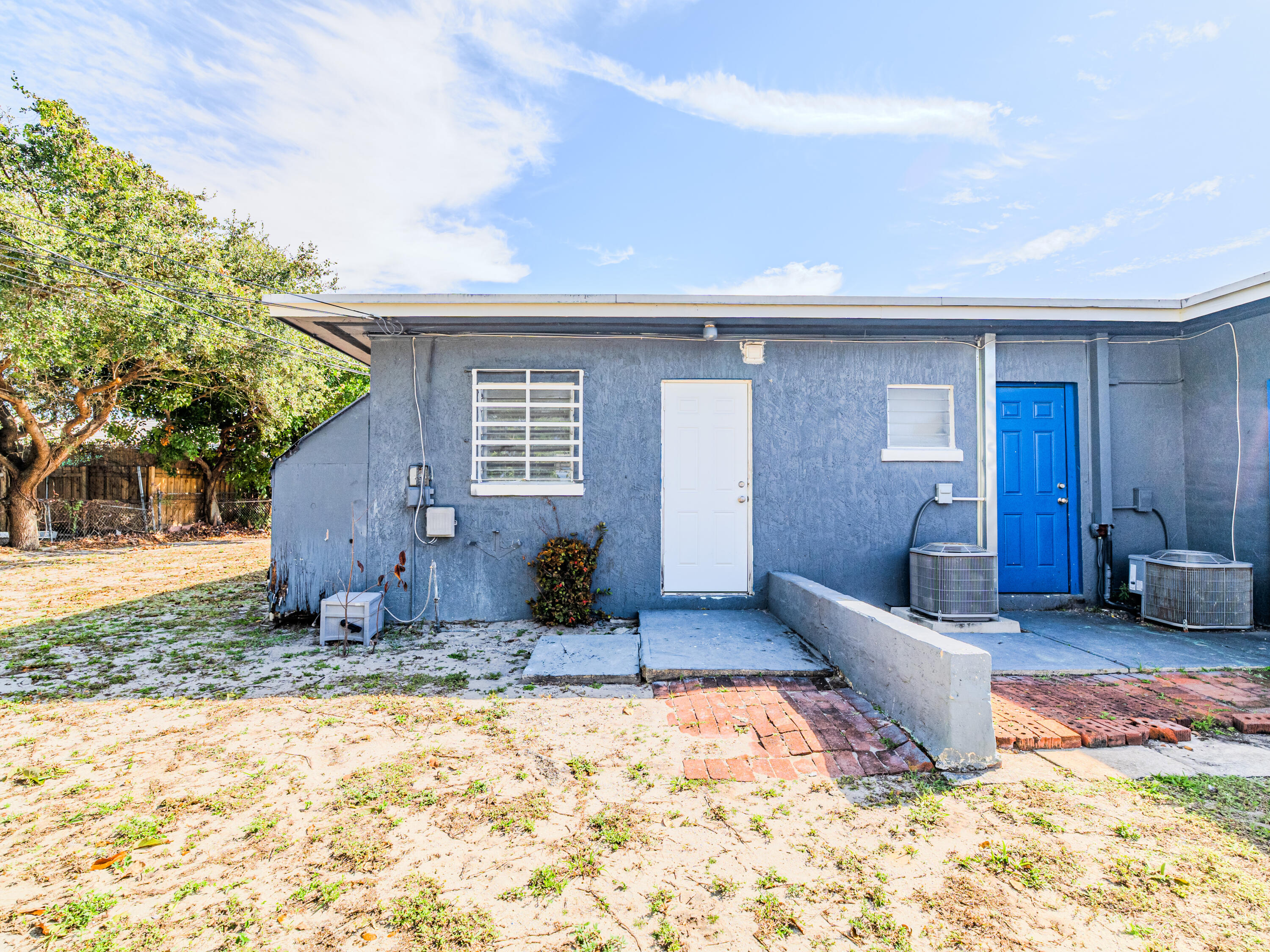 112 West 34th Street, Unit 1 Riviera Beach, FL 33404 - Photo 5 of 27 a backyard of a house with seating space