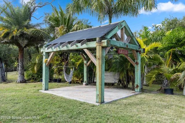 a view of a backyard