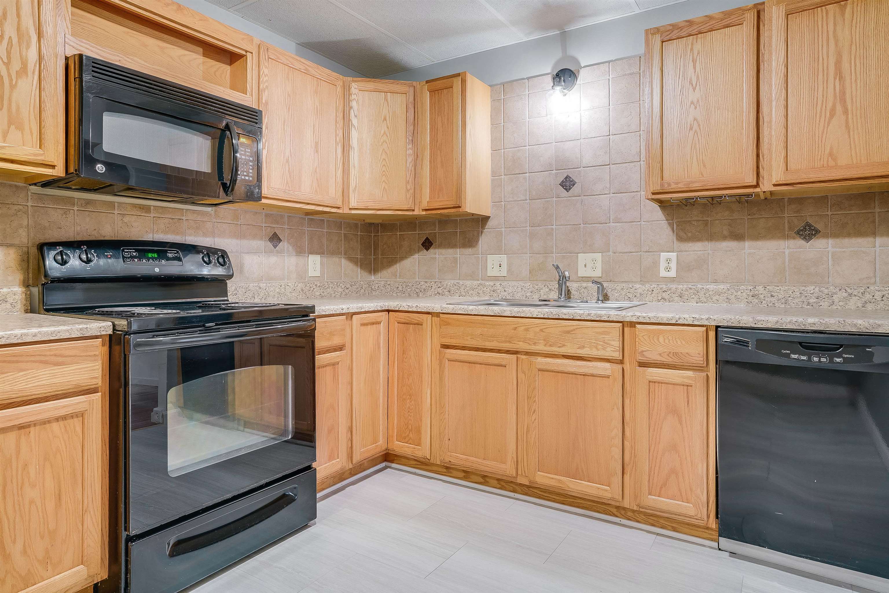 310 Brook Village Road, Unit 24 Nashua, NH 03062 - Photo 26 of 29 Gallery Image 26