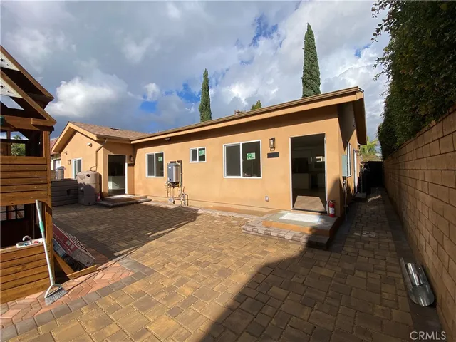 a view of a house with backyard