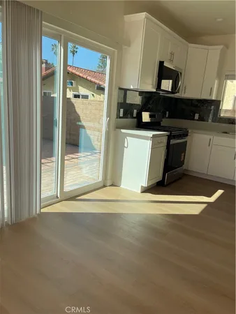 $2,950 | 18543 1/2 Ingomar Street, Reseda, CA 91335