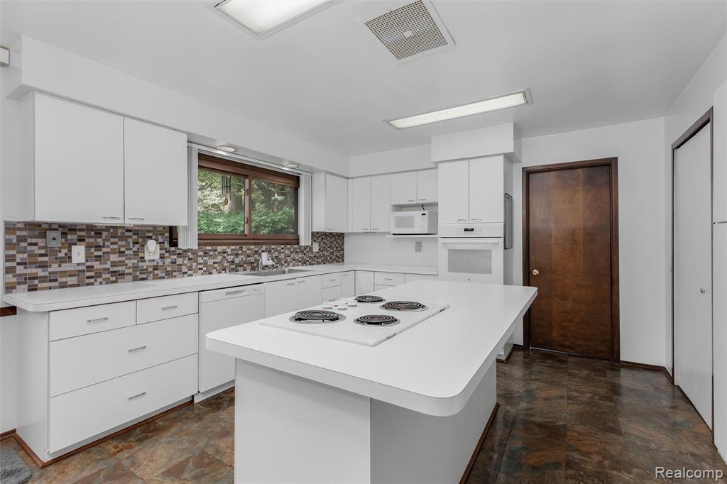 31017 Carriage Hill Road Farmington Hills, MI 48331 - Photo 15 of 39