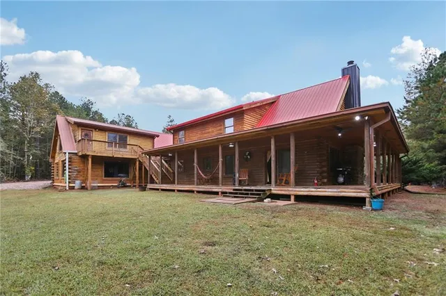 a view of a house with yard and porch