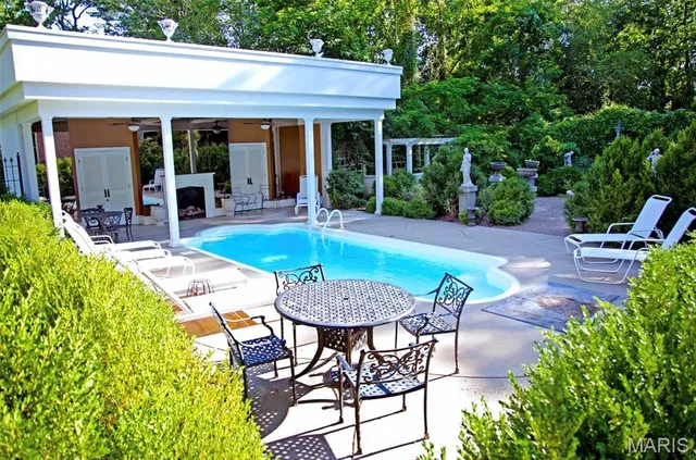 $1,100,000 | 813 South 4th Street, Clarksville, MO 63336