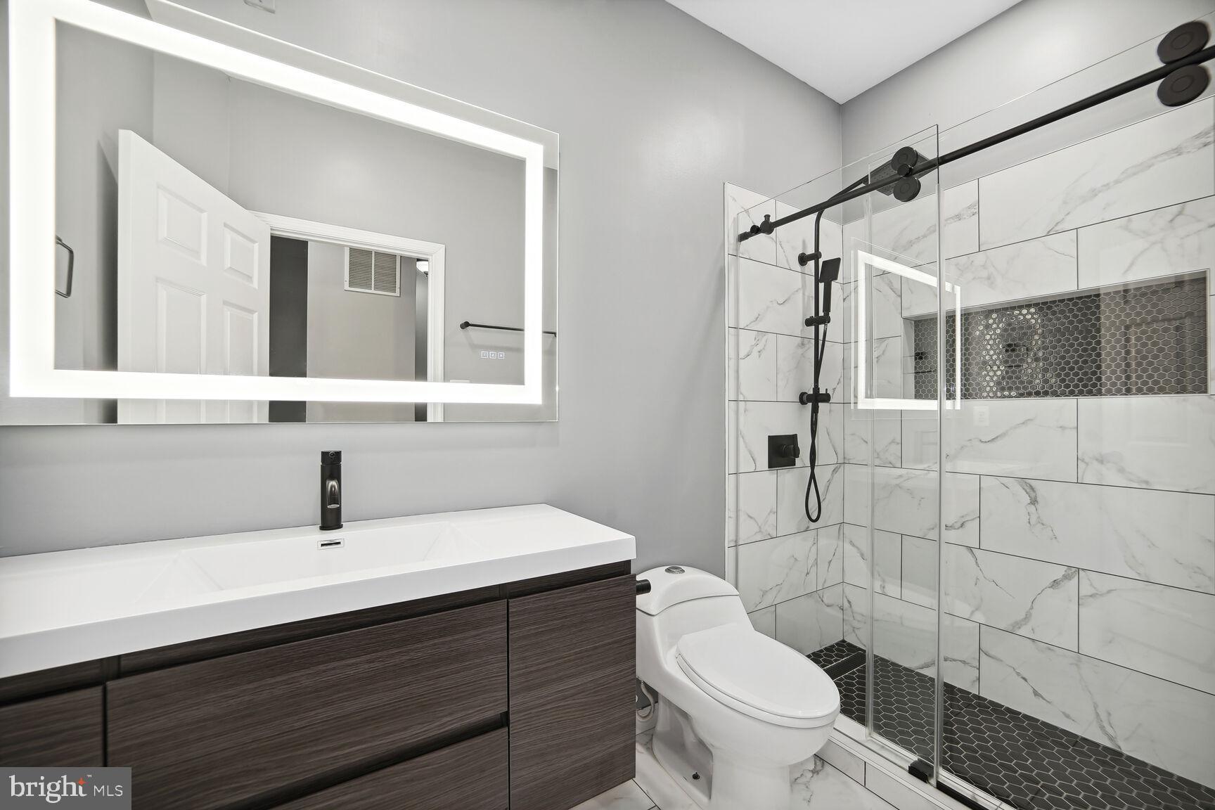 2289 Merseyside Drive Woodbridge, VA 22191 - Photo 28 of 31 2nd Level Hall Bath